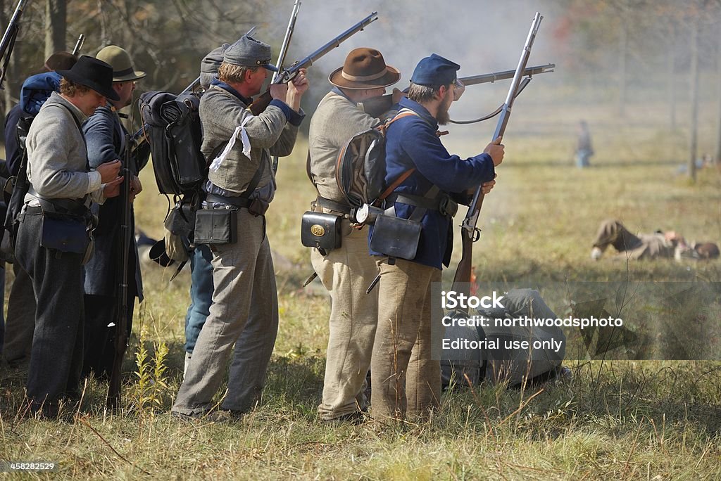 Confederate Civil War Reenactors 화재 노력했지만 Muskets - 로열티 프리 0명 스톡 사진