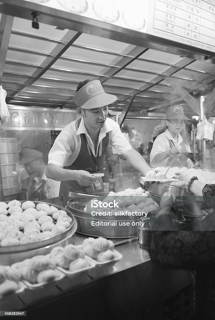 Chinesisches dim-sum-Knödel zubereitet und verkauft in Peking snack street - Lizenzfrei Asien Stock-Foto