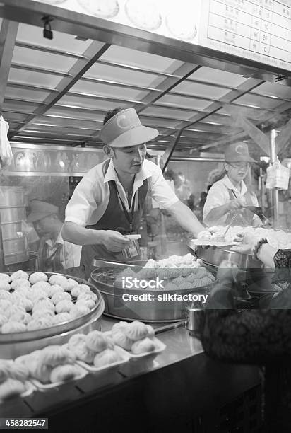 Chinesisches Dimsumknödel Zubereitet Und Verkauft In Peking Snack Street Stockfoto und mehr Bilder von Asien