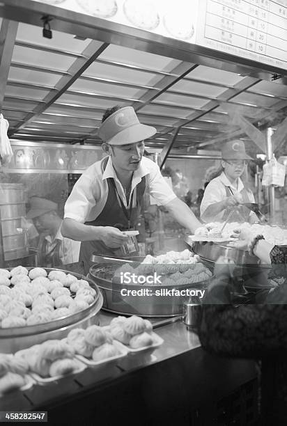 Chinês Dimsoma Dumplings Preparado E Vendidos Em Pequim Lanche Street - Fotografias de stock e mais imagens de A Vapor