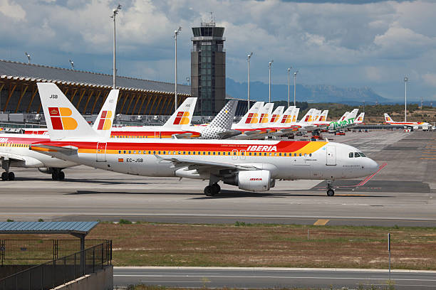 iberia airbus a320 en madrid - commercial airplane airplane airbus passenger fotografías e imágenes de stock