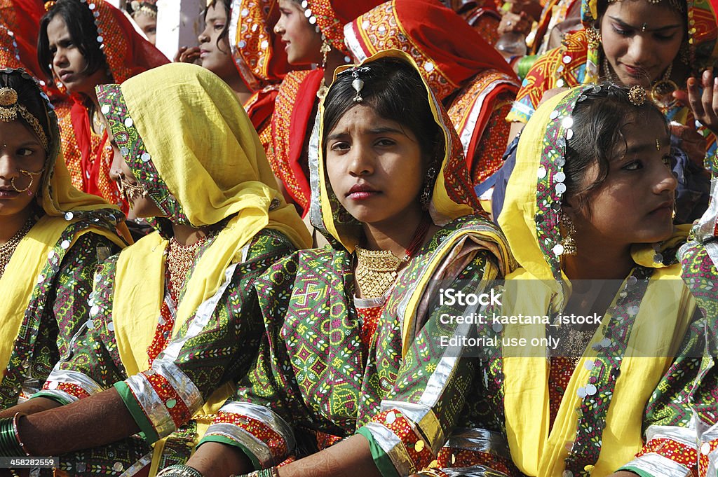 Rajasthani meninas estão preparando-se para dançar no mela de Camelos de Pushkar - Foto de stock de Adulto royalty-free