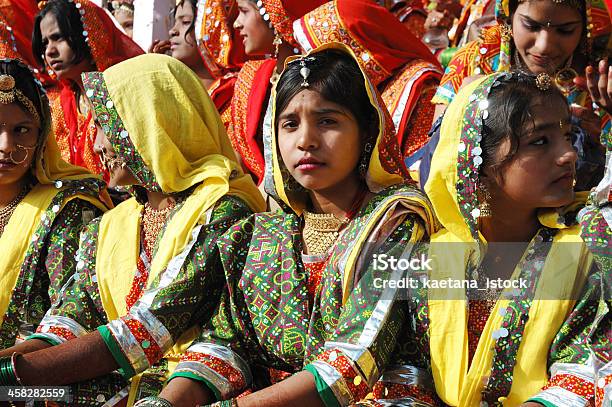 Foto de Rajasthani Meninas Estão Preparandose Para Dançar No Mela De Camelos De Pushkar e mais fotos de stock de Adulto