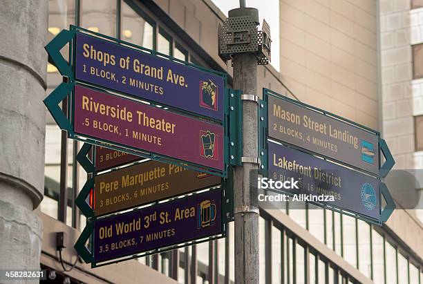 Milwaukee Wisconsin Riverwalk Sinalização - Fotografias de stock e mais imagens de Apontar - Apontar, Centro-oeste dos Estados Unidos, Cidade