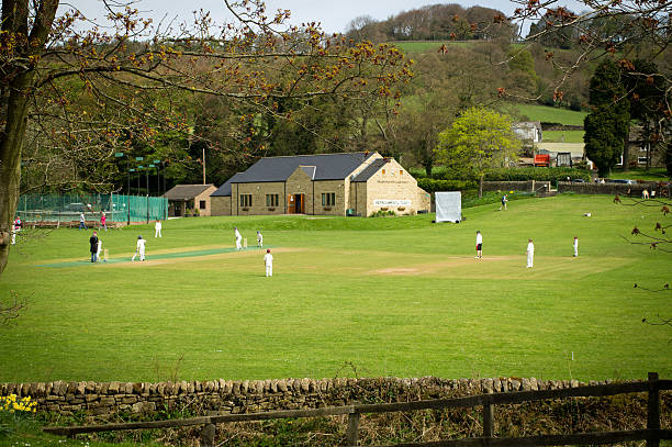 villaggio di cricket - sport of cricket village cricket player english culture foto e immagini stock