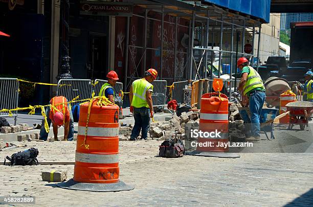 Photo libre de droit de Route Réparation Travailleurs Dans Le Quartier De Lower Manhattan New York City banque d'images et plus d'images libres de droit de Chantier de construction