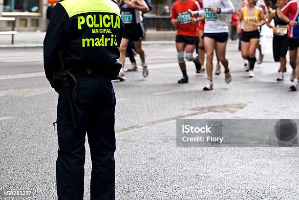 Policía Supervisa Las Correderas Foto de stock y más banco de imágenes de Acontecimiento - Acontecimiento, Adulto, Aerobismo