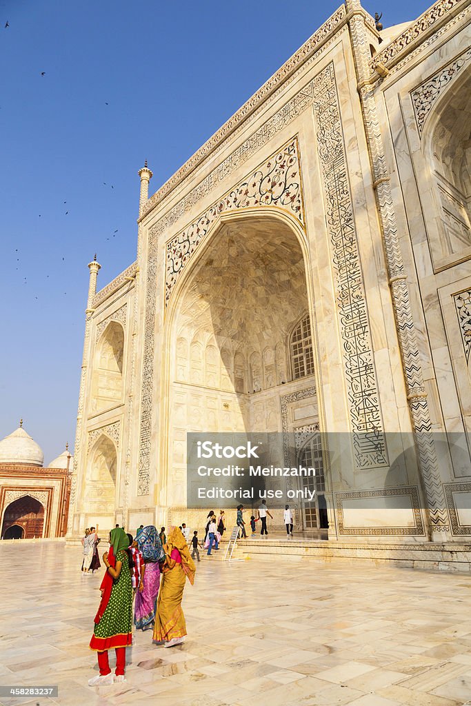 Los turistas que visitan la India Taj Mahal en Agra, India - Foto de stock de Agra libre de derechos