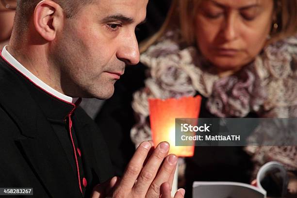 Prelado Durante As Estações Da Cruz Presidido Pelo Papa Francisco - Fotografias de stock e mais imagens de A Paixão de Cristo