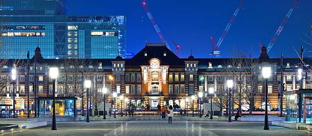 estação de tóquio - tokyo station railroad station chiyoda ward building exterior imagens e fotografias de stock