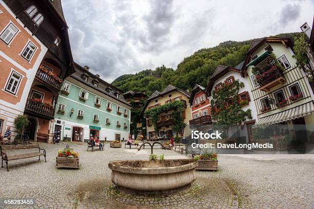 Centro Di Hallstatt In Austria - Fotografie stock e altre immagini di Alpi - Alpi, Alta Austria, Ambientazione esterna