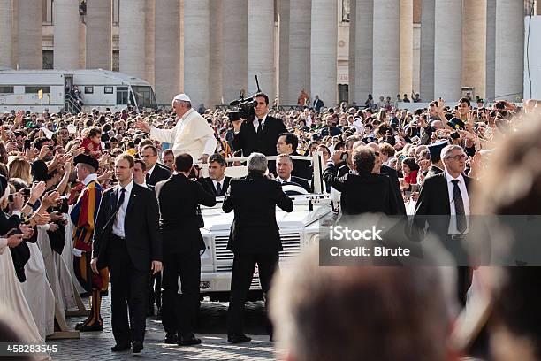 Foto de O Papa Francisco Blesses Fiel e mais fotos de stock de Papamóvel - Papamóvel, Audiência, Papa