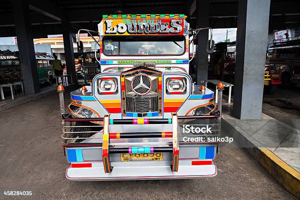 Jeepney Foto de stock y más banco de imágenes de 4x4 - 4x4, Adulación, Aire libre