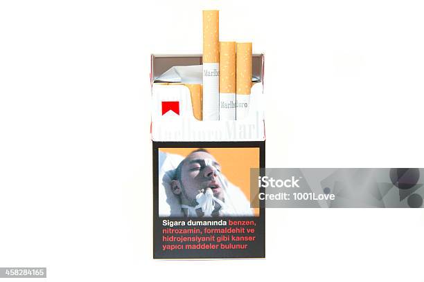 Marlboro Пачка Сигарет Изолирован На Белом — стоковые фотографии и другие картинки Сигарета - Сигарета, Предупредительный символ, Пачка сигарет
