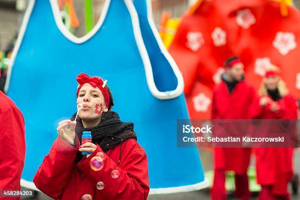 Photo libre de droit de Jolie Jeune Femme Fait De Bulles De Savon banque d'images et plus d'images libres de droit de 20-24 ans - 20-24 ans, 25-29 ans, A la mode