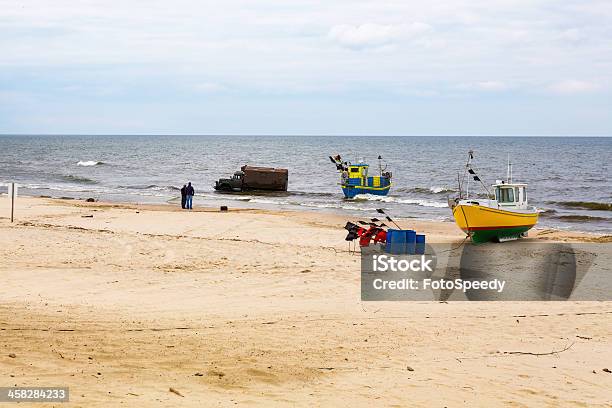 Barcos De Pesca Foto de stock y más banco de imágenes de Agua - Agua, Aire libre, Arena