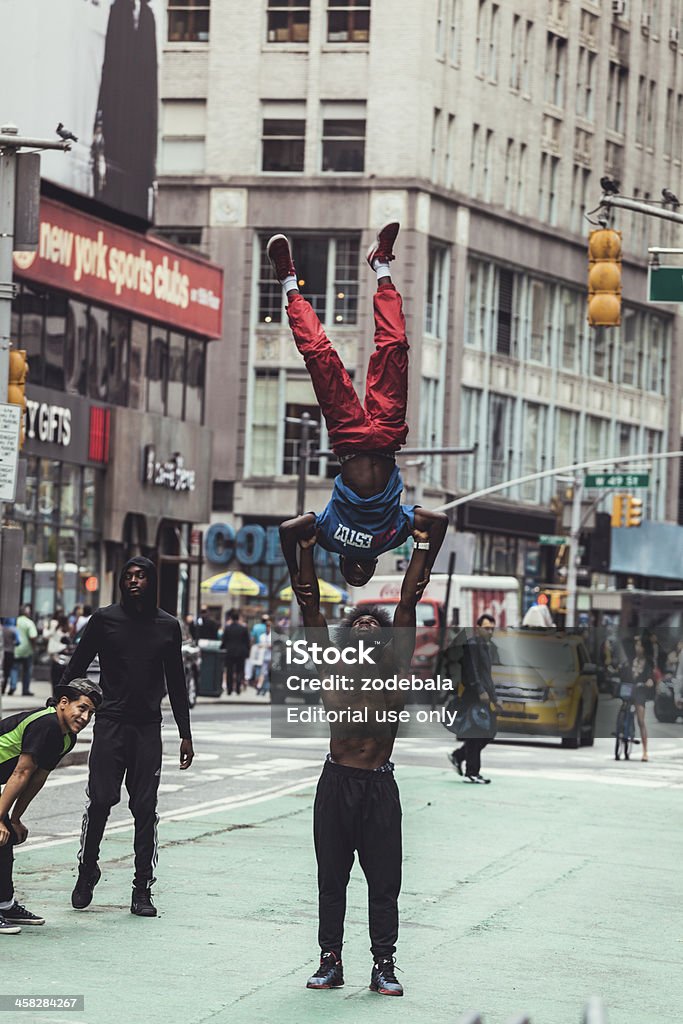 Nova York pessoas: Artistas em Times Square de Manhattan - Foto de stock de Acrobata royalty-free