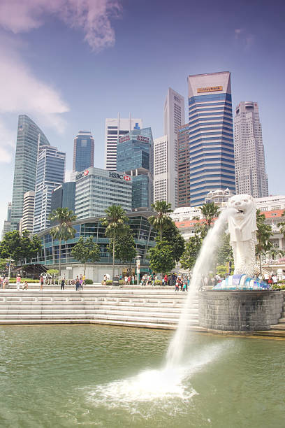 parque merlion em singapura cidade em dia ensolarado - singapore skyline - fotografias e filmes do acervo