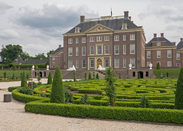 королевский дворец het loo в нидерландах - apeldoorn стоковые фото и изображения