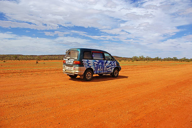 van en el centro de australia - outback 4x4 australia australian culture fotografías e imágenes de stock