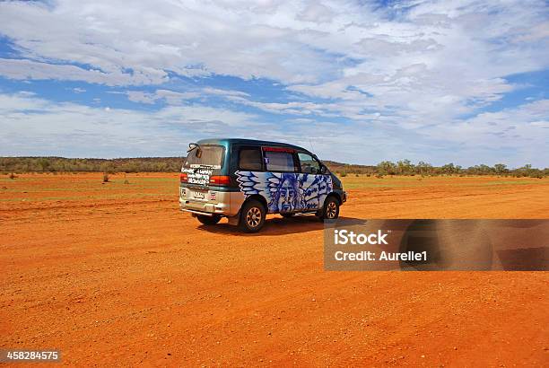 Photo libre de droit de Van Dans Le Centre De Laustralie banque d'images et plus d'images libres de droit de 4x4 - 4x4, Alice Springs, Arbre