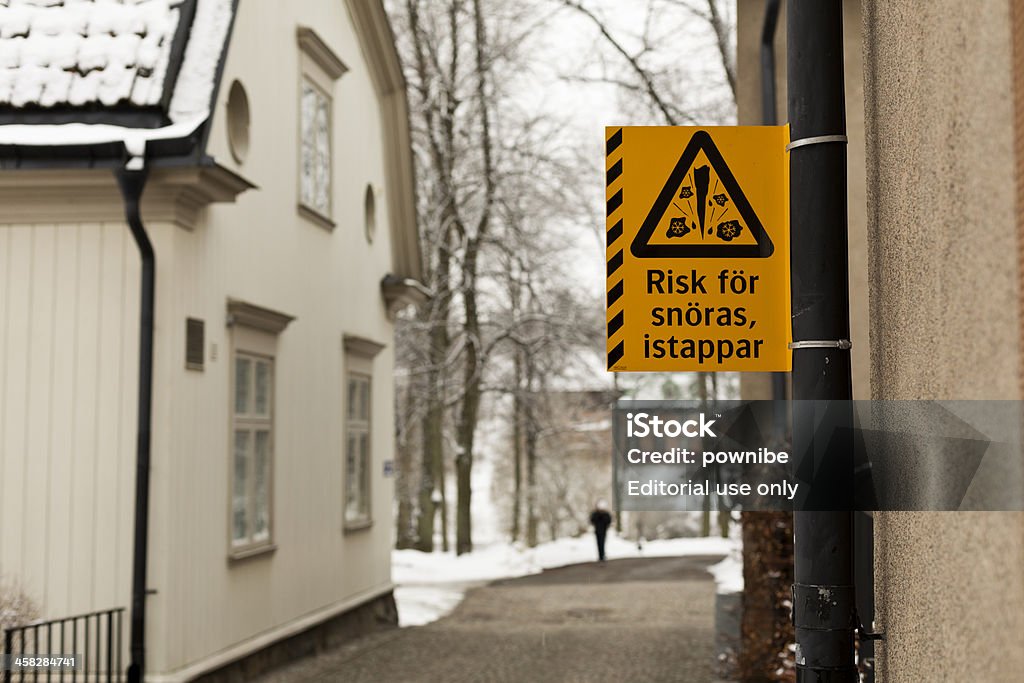 Sueco nieve y carámbano señal de advertencia. - Foto de stock de Carámbano libre de derechos