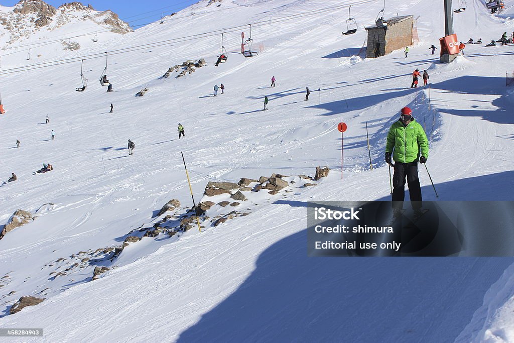 Człowiek zaczyna narciarski ski station CERRO CATEDRAL - Zbiór zdjęć royalty-free (Argentyna)