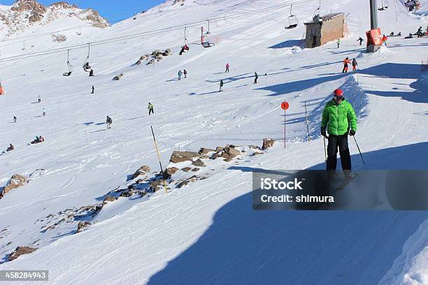 Człowiek Zaczyna Narciarski Ski Station Cerro Catedral - zdjęcia stockowe i więcej obrazów Argentyna