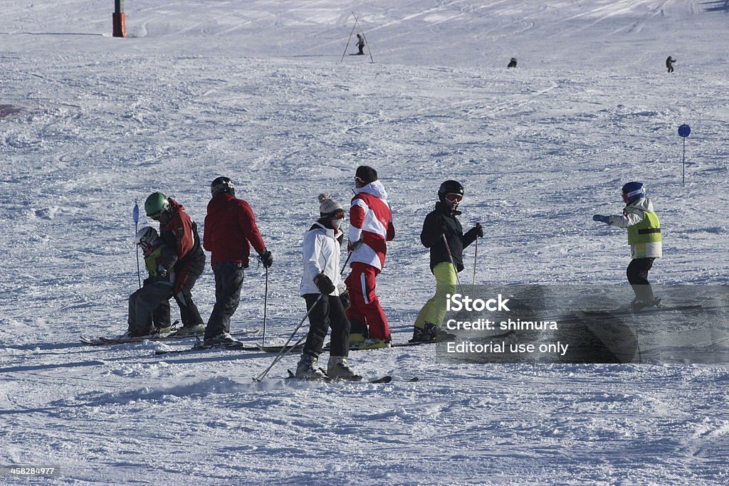 Turisti imparare a sci presso la Stazione sciistica di CERRO CATEDRAL - Foto stock royalty-free di Ambientazione esterna