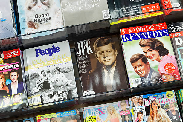 pile de magazines - magazine rack news stand day usa photos et images de collection