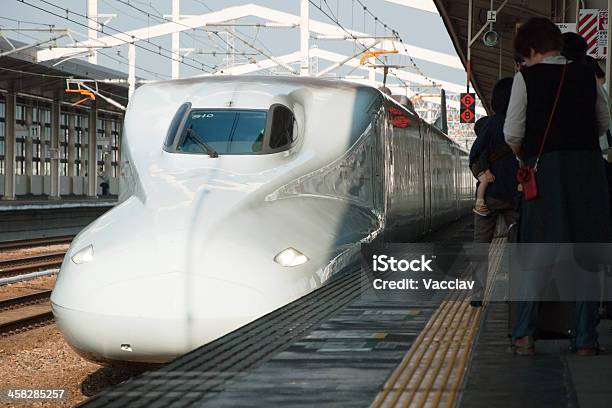 Shinkansen Treno Proiettile Alla Stazione Ferroviaria - Fotografie stock e altre immagini di Aerodinamico