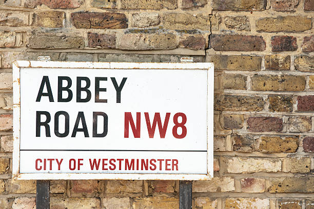 famosa calle señal, abbey road. - abbey road fotografías e imágenes de stock