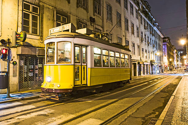 tipico tram gialli di lisbona downtown di notte - lisbon portugal night people barrio alto foto e immagini stock