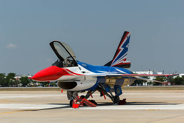 ブライトリングジェットの下にあるスカイチームのロイヤル - flying air vehicle performance airshow ストックフォトと画像