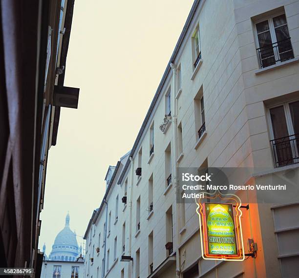 Indian Restaurante Perto De Montmartre Em Paris - Fotografias de stock e mais imagens de 2000-2009 - 2000-2009, Ao Ar Livre, Arquitetura