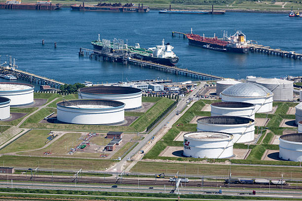 空から見た vopak 油貯蔵タンク - nieuwe waterweg ストックフォトと画像