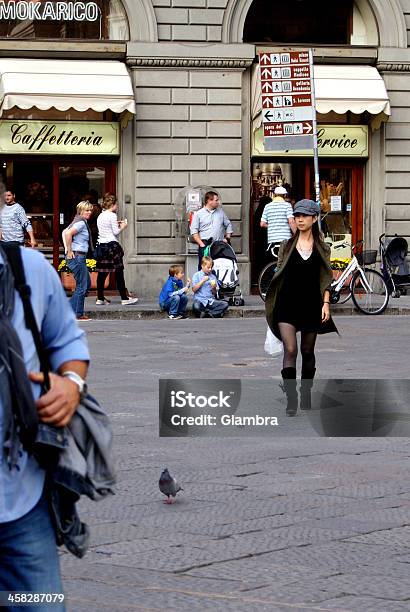 Piazza Del Duomo - Fotografie stock e altre immagini di Composizione verticale - Composizione verticale, Davanti, Firenze