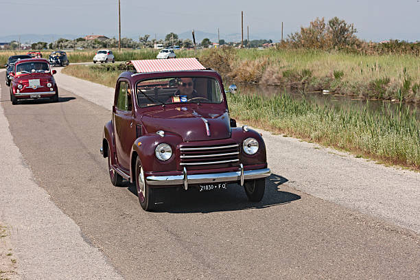 fiat 500 topolino - runabout photos et images de collection