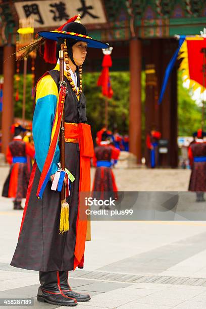 Comandante Da Guardaroupa Tradicional Deoksugung - Fotografias de stock e mais imagens de Ao Ar Livre - Ao Ar Livre, Armamento, Arquitetura