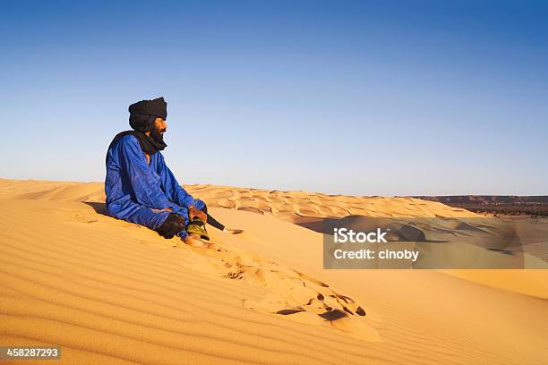 Photo libre de droit de Où La Culture Touareg Live banque d'images et plus d'images libres de droit de Admirer le paysage - Admirer le paysage, Adulte, Afrique