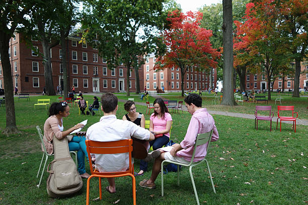 grupo de jovens homens e mulheres, se discussão na harvard - harvard university - fotografias e filmes do acervo