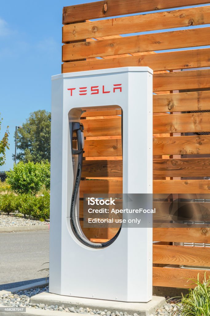 Burlington Washington Tesla motores Supercharger estación - Foto de stock de Carga libre de derechos