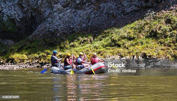 Photo libre de droit de Rafting Sur La Rivière Dunajec banque d'images et plus d'images libres de droit de Activité de loisirs - Activité de loisirs, Aventure, Chaîne de montagnes