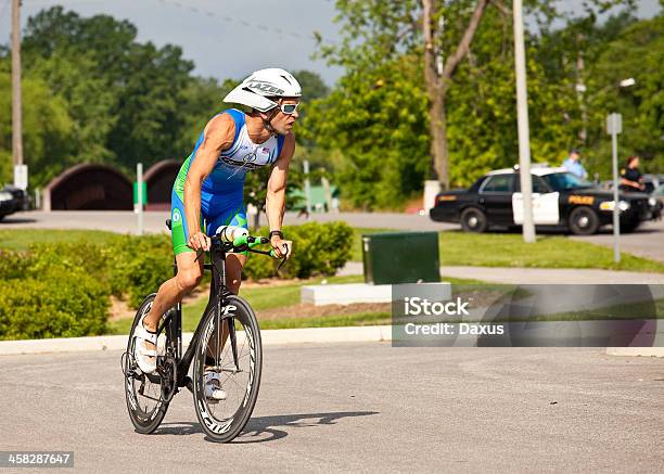 Triatleta Ciclismo Masculino - Fotografias de stock e mais imagens de 30-39 Anos - 30-39 Anos, Adulto, Adulto de idade mediana