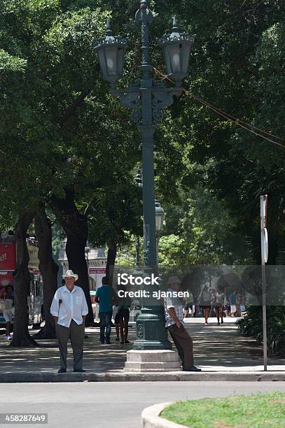 Foto de Vida De Rua No Centro Da Cidade De Havana Velha Cuba e mais fotos de stock de Adulto