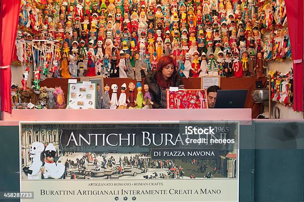 Banca De Puppets - Fotografias de stock e mais imagens de Comércio - Consumismo - Comércio - Consumismo, Inverno, Itália