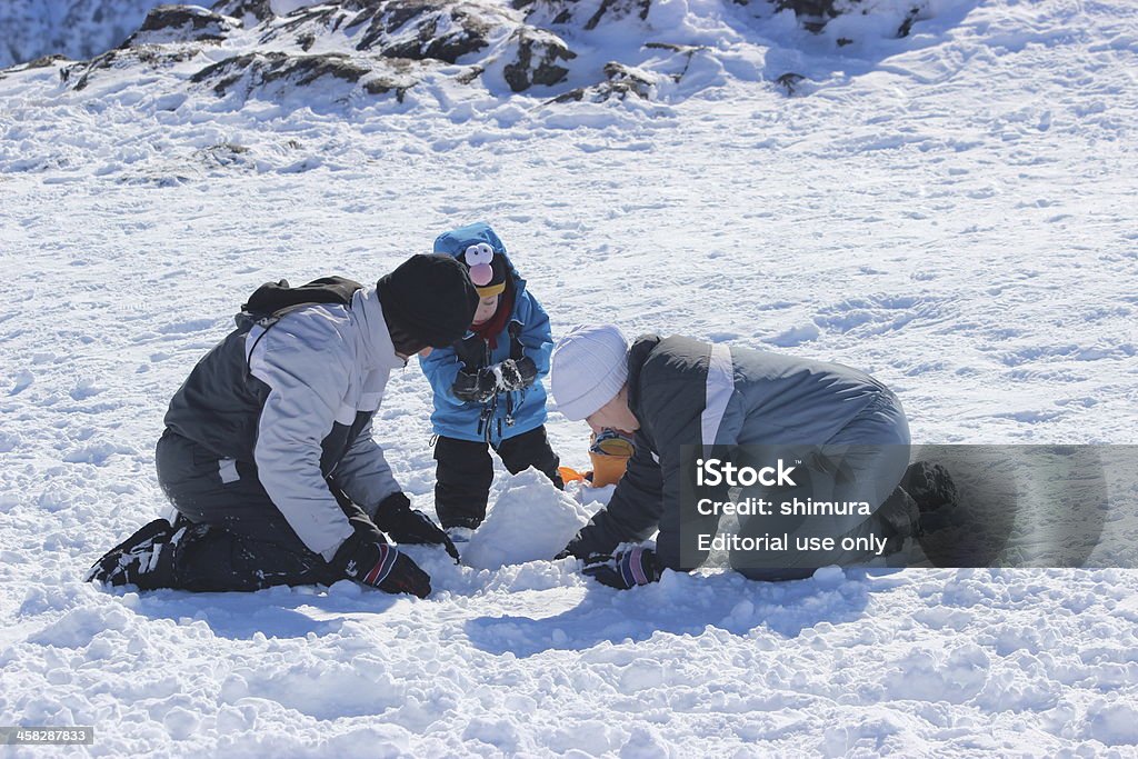 Famiglia di fare un pupazzo di neve alle Ande 2 - Foto stock royalty-free di Acqua