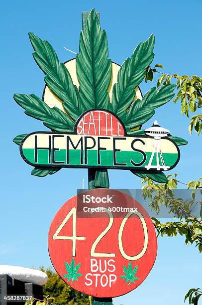 Hempfest Автобусная Остановка — стоковые фотографии и другие картинки Myrtle Edwards Park - Myrtle Edwards Park, Seattle HempFest, Август