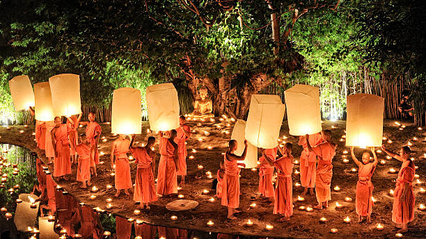 monjes en phan tao durante el templo de loy krathong festival. - floating candle fotografías e imágenes de stock