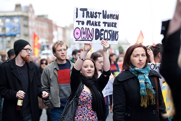 giovane donna tiene la mano poster sulle decisioni in donne - aborto foto e immagini stock